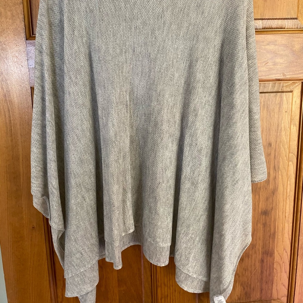 Loft poncho - Picture 2 of 2